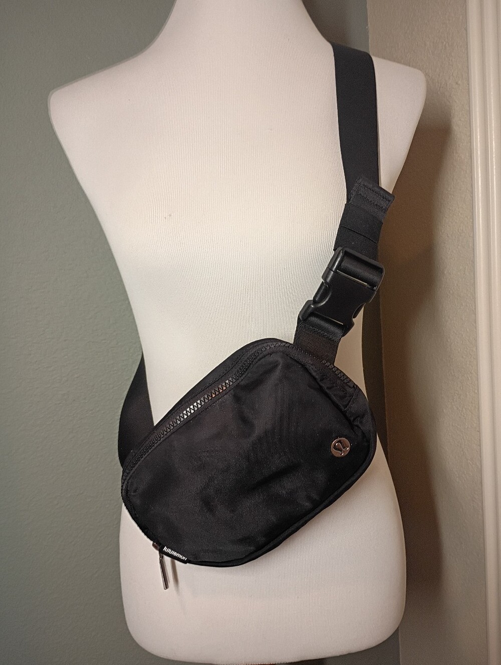 Lululemon Belt Bag Black Crossbody Sling Bag Excellent Condition